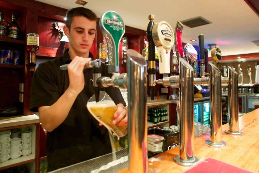 Wallis Arms Hotel Sráid an Mhuilinn Екстериор снимка